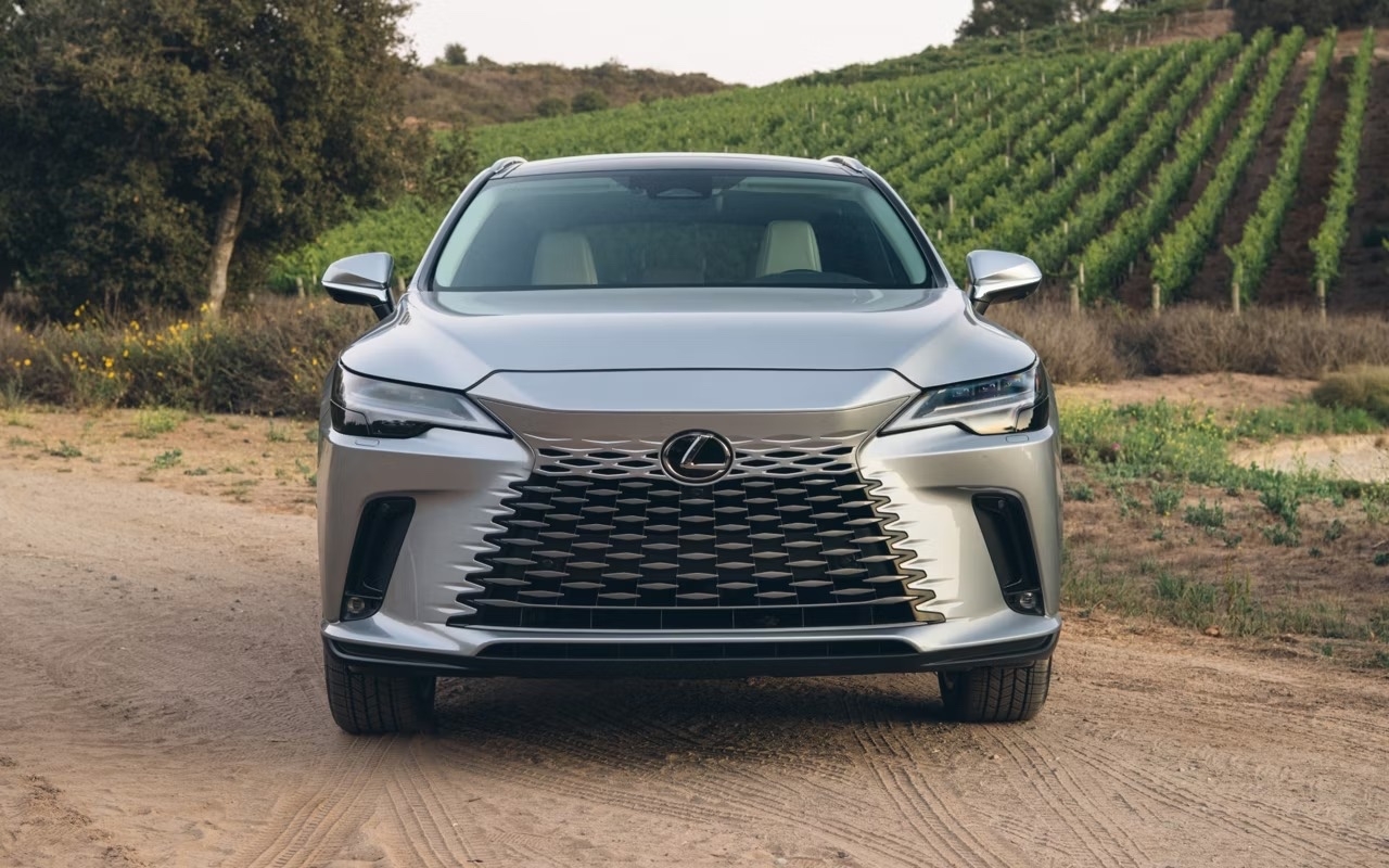 Lexus RX 2025 hybride stationné en ville, VUS de luxe fiable et confortable.