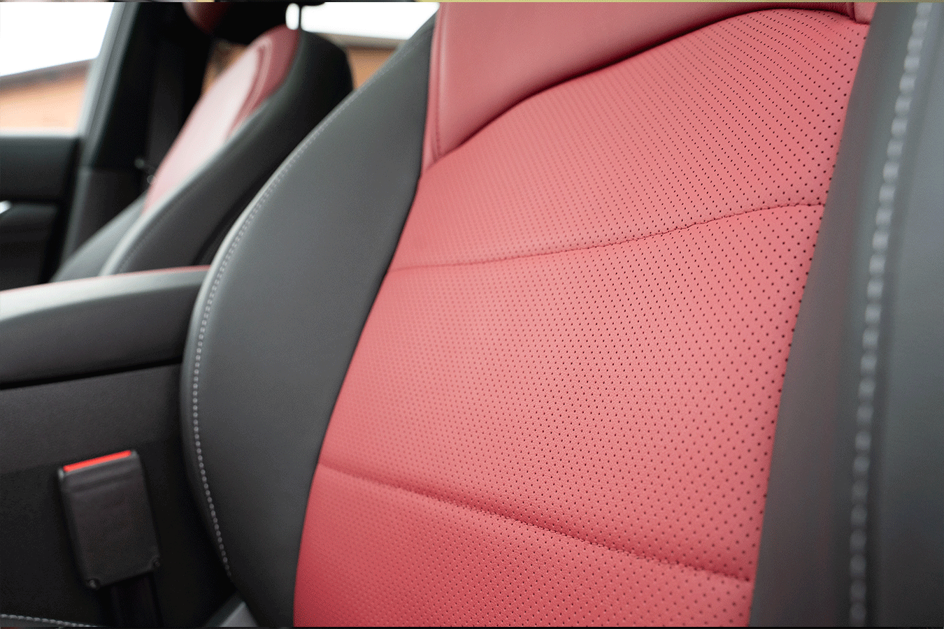 interieur-cuir-rouge-qx55