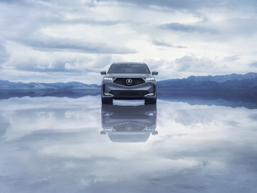 Acura MDX 2025 sur route, VUS de luxe spacieux et fiable pour 7 passagers.